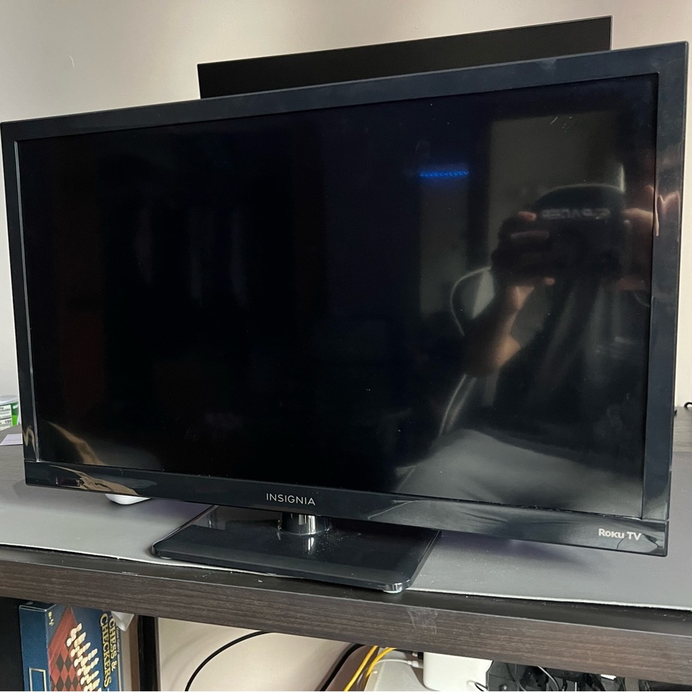 Insignia - 24" Class - LED - 720p - Smart - HDTV Roku TV